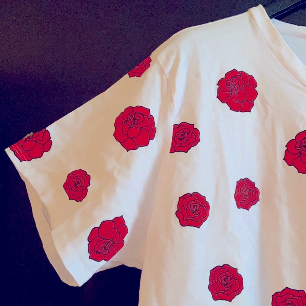 WHITE TOP RED ROSE PRINT CROP T-SHIRT RELAX FIT - Picture 2 of 8